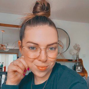 HEY! I'm Cate and I love clothes and design <3